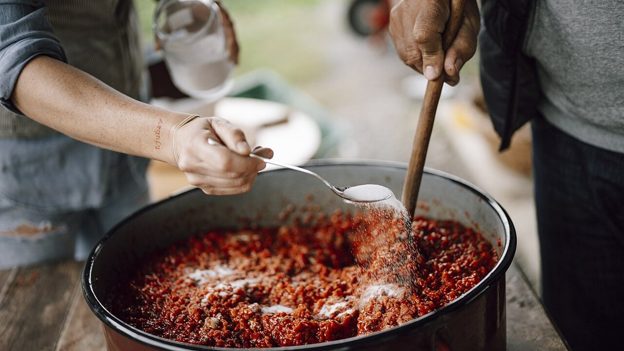 Zwei Personen kochen zusammen